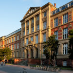 Das Alte Hauptgebäude (S1|03) in der Hochschulstraße wurde 1895  nach Plänen von Heinrich Wagner fertiggestellt und später durch Georg Wickop erweitert. Ab 2012 wurde das unter Denkmalschutz stehende Gebäude etappenweise saniert.